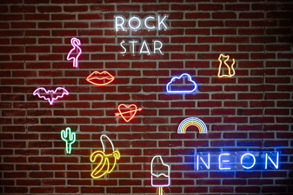 5 façons dont un néon personnalisé réinvente votre décoration